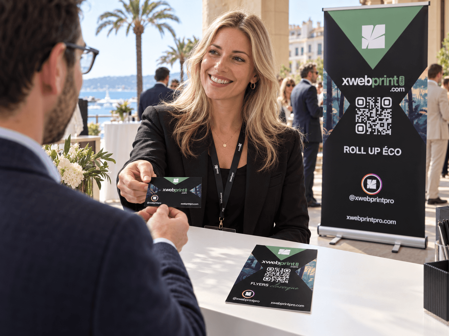 Photographie réelle réunissant une carte de visite, un flyer et un roll-up XWEB installé dans leur contexte d'utilisation.